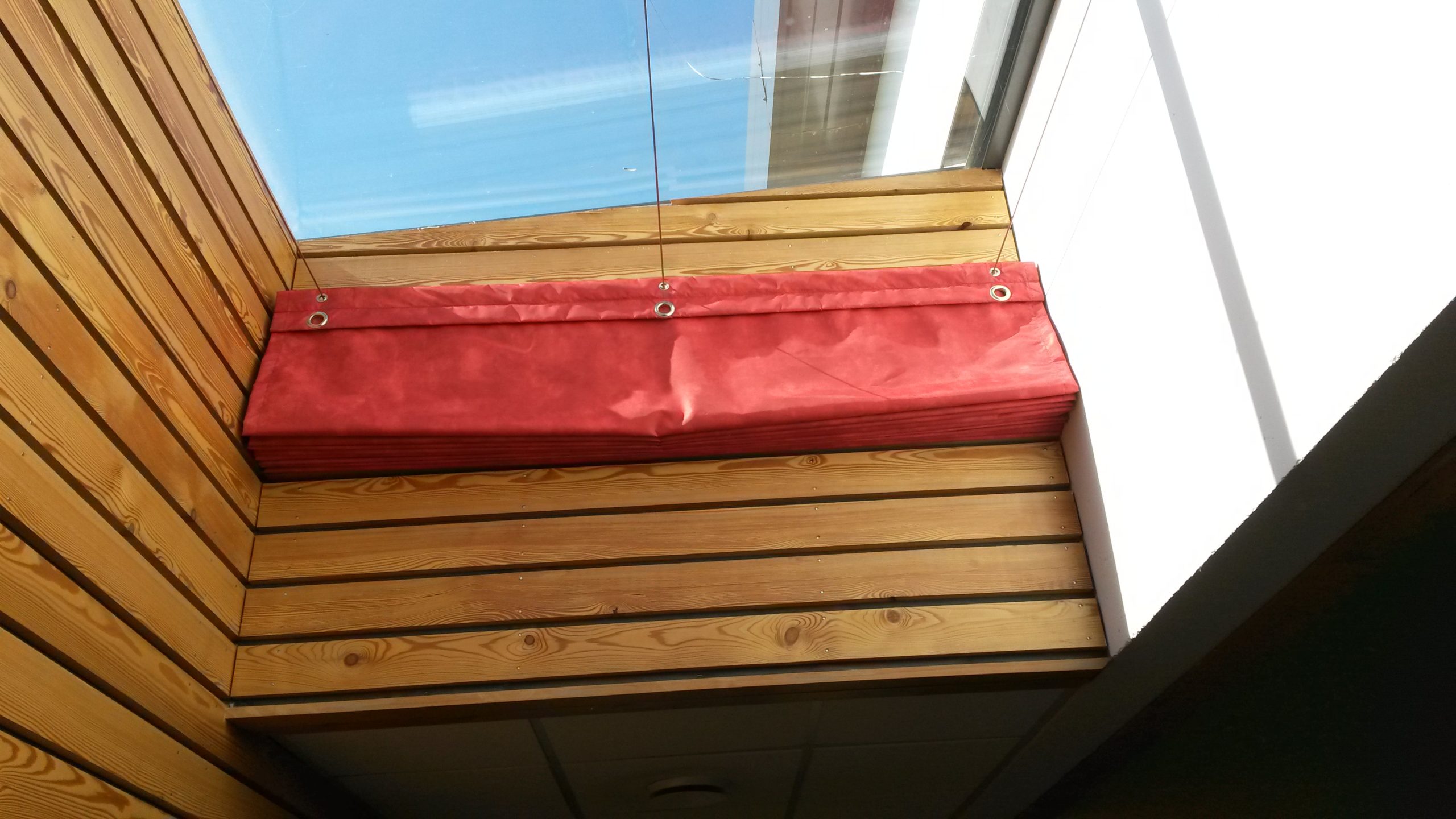 Conception d'un rideau sur câble pour une fenêtre de toit